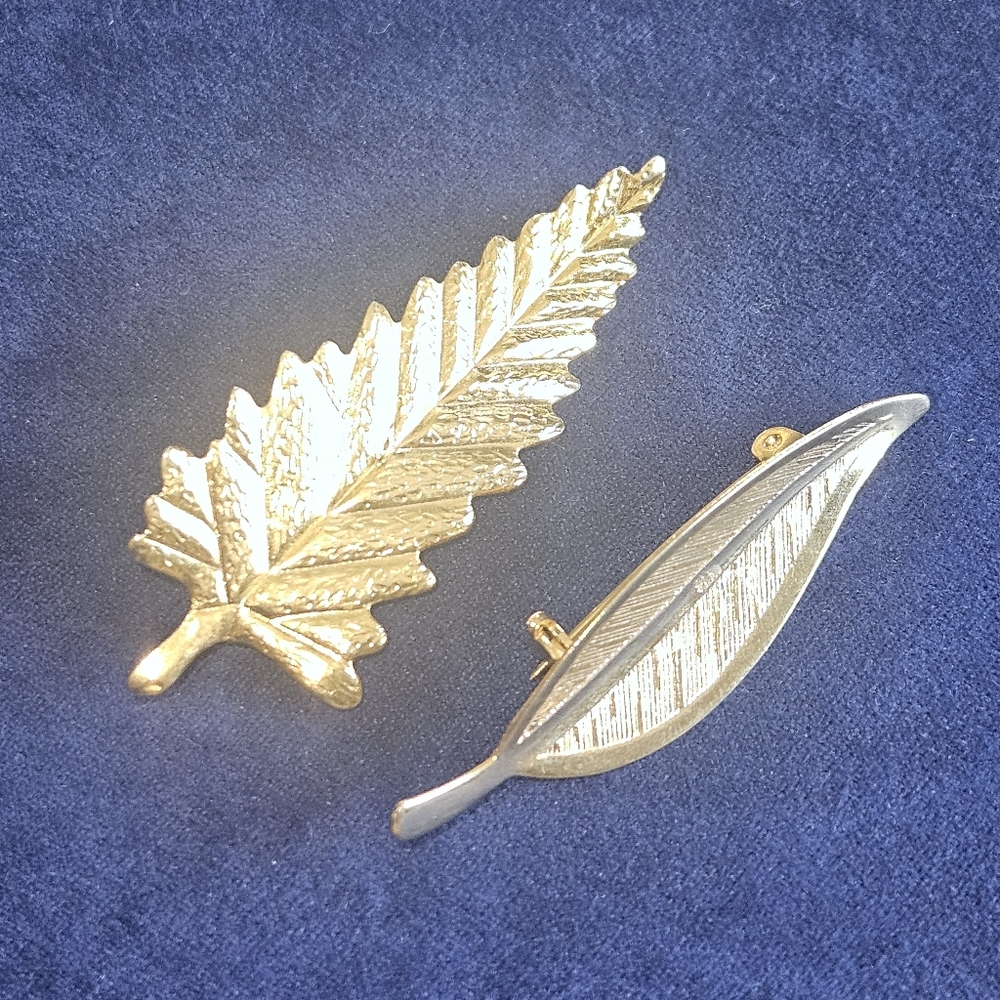 Vintage Pair of Leaf Brooches Goldtone